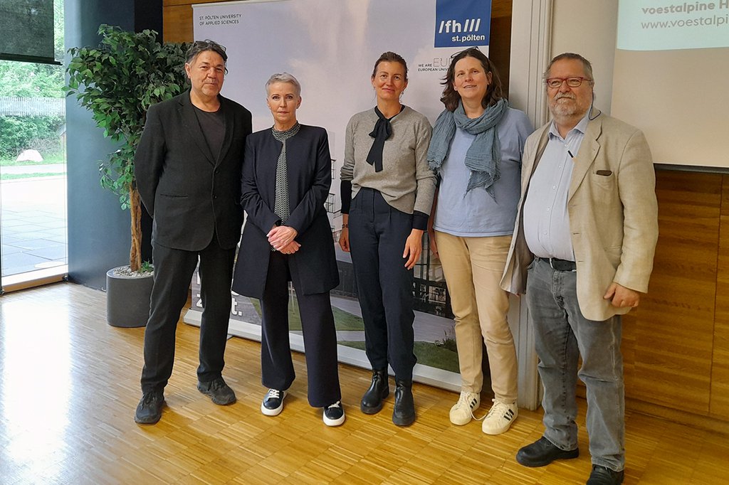 Modulbereichsleiter Alois Huber, Geschäftsführerin Susanne Nestler, Departmentleiterin Katharina Auer-Voigtländer sowie die Lehrbeauftragten Andrea Rogy und Tom Schmid (v.li.) bei der Ringvorlesung „Sozialpolitik in verschiedener Sicht“