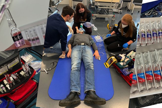 Studierende während der Ausbildung im Bereich Notfallkompetenzen zu sehen bei der Arbeit am Patienten