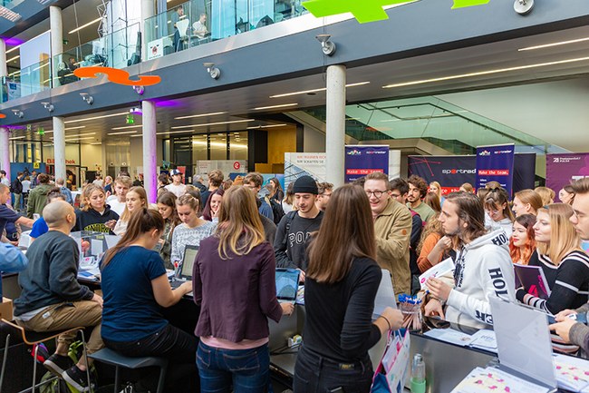 Studierende und Unternehmen nutzten die Möglichkeit, um Kontakte zu knüpfen.