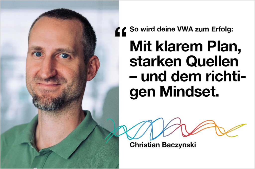 Porträt von Christian Baczynski, der in einem grünen Poloshirt in die Kamera lächelt. Rechts neben ihm steht ein Zitat aus dem Podcast: „So wird deine VWA zum Erfolg: Mit klarem Plan, starken Quellen – und dem richtigen Mindset.“ Unter dem Zitat ist sein Name „Christian Baczynski“ mit einer bunten, geschwungenen Linie dargestellt. Das Bild ist Teil der Podcast-Promotion zur vorwissenschaftlichen Arbeit.