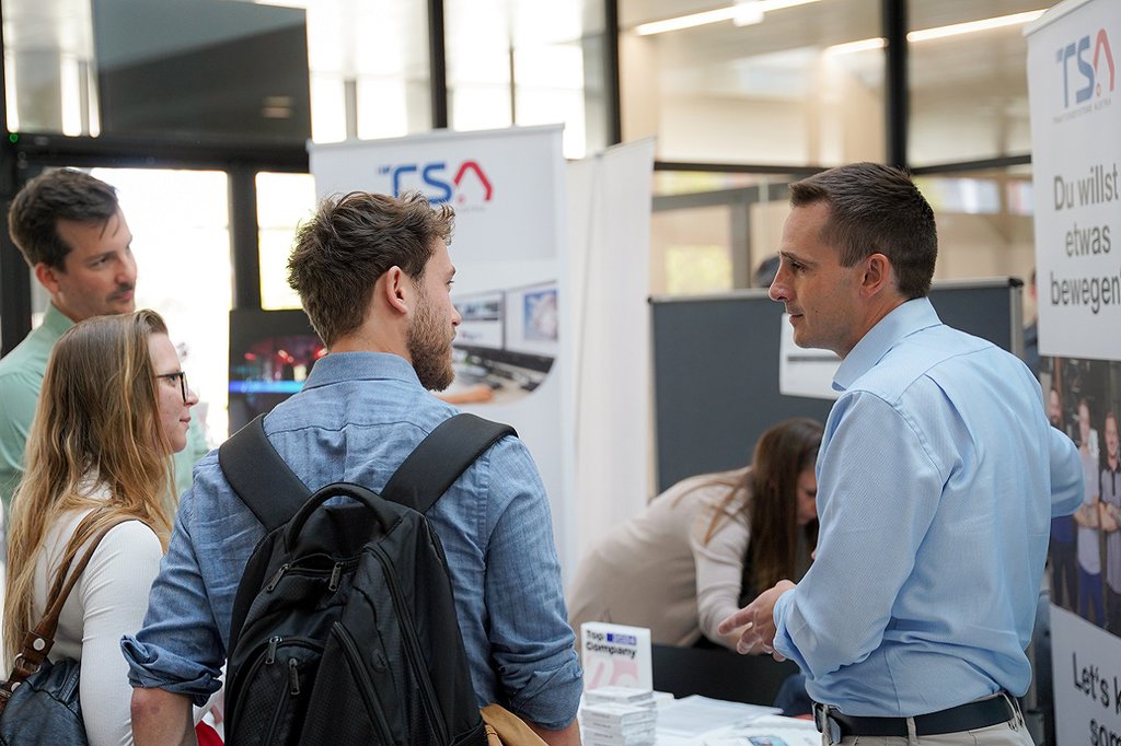 Jobgespräche auf der Firmenmesse der Bahnbranche
