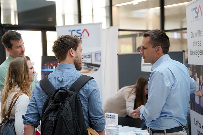Jobgespräche auf der Firmenmesse der Bahnbranche