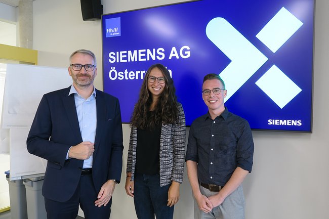 Gregor Glatz, Nicole Lettner und Stephan Bates bei einem Gastvortrag an der FH St. Pölten im Studiengand "Management & Digital Business"