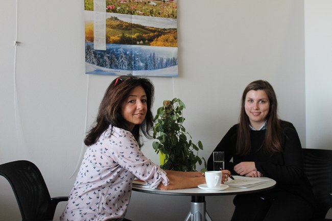 Gabriele Leitner im Beratungsgespräch mit Gewinnerin Lisa Stöger