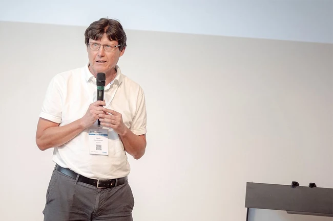 Harald Rametsteiner präsentiert die Ergebnisse seiner aktuellen Branchenstudie im Rahmen der Fachtagung "convention4you".