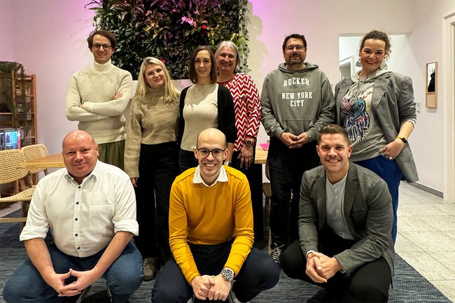 Teilnehmer*innen am Kreativitätsworkshop: Oben vlnr. Tobi, Melanie Schomann, Barbara Klinser-Kammerzelt, Michaela Vadasz, Helmut Kammerzelt, Yvonne Prinzellner; unten vlnr: Alexander Bauer, ich, Lukas Hetzendorfer