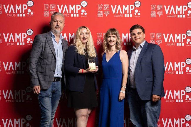 webAlexander Giay (links) holt Gold in der Kategorie Promotion © inShot für COMTAIN .jpg