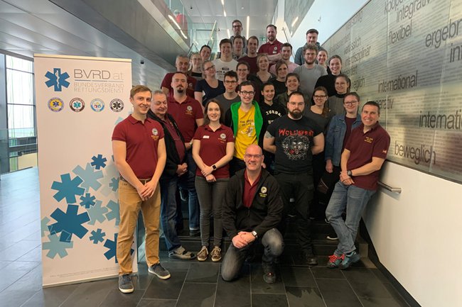 Kurs-Teilnehmer*innen mit Trainer*innen