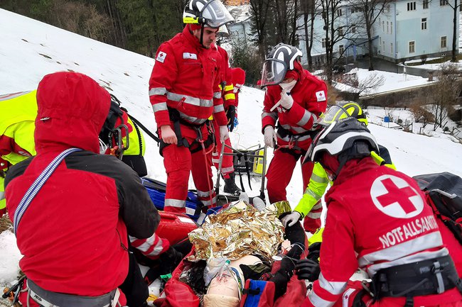 Training einer Erstversorgung in unwegsamen Gelände Training einer Erstversorgung in unwegsamen Gelände