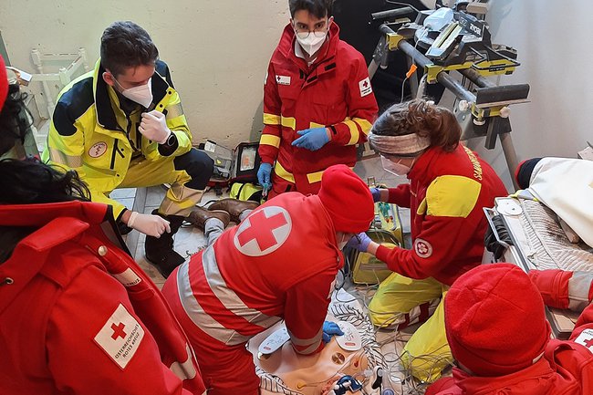 Training einer Erstversorgung nach Unfall in Werkstatt Training einer Erstversorgung nach Unfall in Werkstatt