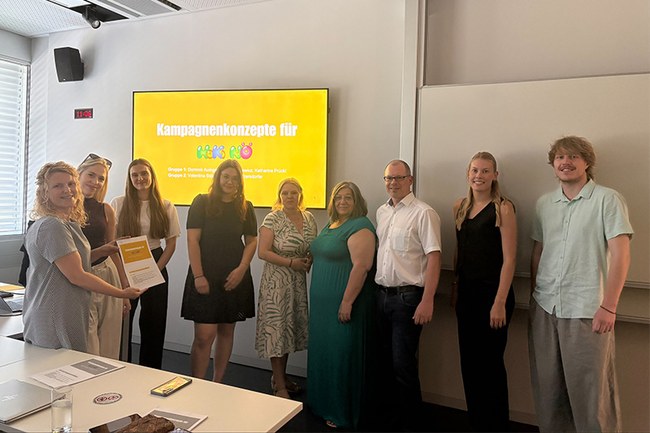 Studierende aus dem Seminar Werbung mit LV-Leiterin Carina Wagner-Havlicek, Studiengangsleiter Harald Wimmer sowie den Auftraggeber-Vertreterinnen von HOKI-NÖ Karin Swoboda und für den Landesverband Hospiz NÖ Petra Kozisnik.