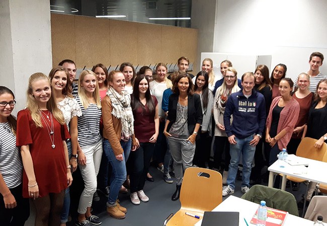 Im Rahmen eines Gastvortrags besuchte Jutta Mittermair, Marketing Leiterin der Spitz Gruppe, die Lehrveranstaltung Markenführung.
