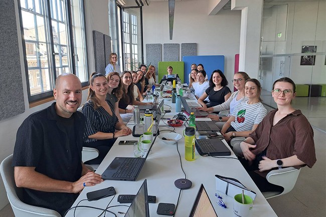 Digital Business Communications-Studierende untersuchen gemeinsam mit nexxar im Projekt AI-Optimized Reporting, wie Unternehmensdaten von ChatGPT wahrgenommen und verarbeitet werden.