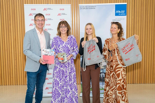 FH-Geschäftsführer Johann Haag, AK-Vizepräsidentin Angela Fischer und die Studentinnen Alison Zmek und Annamaria Dulle