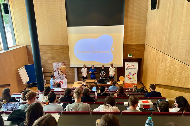 Schulklasse im Hörsaal