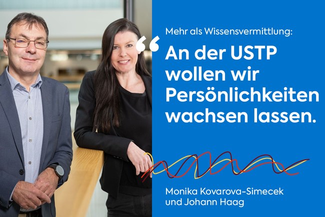 Zwei Personen stehen in einem modernen, lichtdurchfluteten Gebäude an einem Holzgeländer. Rechts im Bild befindet sich ein blaues Textfeld mit dem Zitat: „Mehr als Wissensvermittlung: An der USTP wollen wir Persönlichkeiten wachsen lassen.“ Unter dem Text sind geschwungene Linien in Rot, Blau und Schwarz zu sehen. Darunter stehen die Namen „Monika Kovarova-Simecek und Johann Haag“.