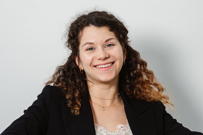 Lisa-Katharina Lößl gibt Einblicke in ihren Studienalltag im berufsbegleitenden Master Digital Management & Sustainability