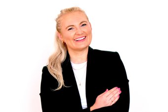 Portrait Julia Stötzel webHeadshot Cut_Julia Stoetzel_junicorn.jpg