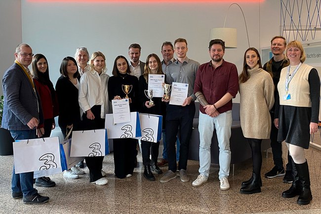 Preisträger, Juroren und Initiatoren des MMA Rookie Award 2022: Harald Wimmer (Studiengangsleiter Master Digital Marketing & Kommunikation, USTP – University of Applied Sciences St. Pölten), Jana Walch, Shao Hsu (beide StudentInnen USTP – University of Applied Sciences St. Pölten), Michaela Vadasz (FH-Dozentin, USTP – University of Applied Sciences St. Pölten), Carina Grad, Julia Riedesser (beide Studentinnen USTP – University of Applied Sciences St. Pölten), Christian Haspl (Head of up³ bei Drei), Anja Meindl (Studentin USTP – University of Applied Sciences St. Pölten), Harald Winkelhofer (FH-Lektor Mobile Marketing, USTP – University of Applied Sciences St. Pölten), Patrick Seidl (Student USTP – University of Applied Sciences St. Pölten), Dominic Biernat, Sandra Zak, Christian Fleckl (alle Innovation ManagerInnen bei Drei), Natalia Illarionova (UI/UX Designerin bei Drei).