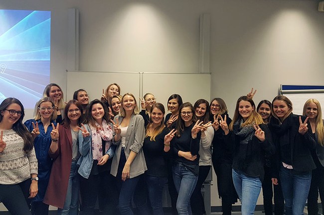 Die Studierenden von Marketing & Kommunikation sind nach ihren erfolgreichen Abschlusspräsentationen im Praxislabor Eventmanagement sichtlich erleichtert.