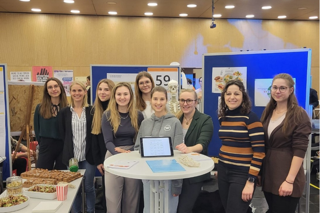 Am Bild: Projektteam - Helene Gollowitzer, Anna Groß, Maya Eisler, Katja Weinhold, Helena Lackner, Viktoria Kletzmayr, Melanie Kreutzinger, Bettina Schlaffer, Katharina Ringler