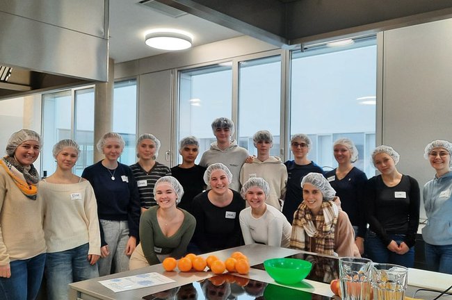 Gruppe des BRG Wieselburg mit Studierenden vor der Zubereitung sportgerechter Speisen und Getränke