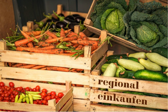 Regionale, saisonale Lebensmittel im Sortiment der Lebensmittelkooperative „Morgenrot“ in Wien.