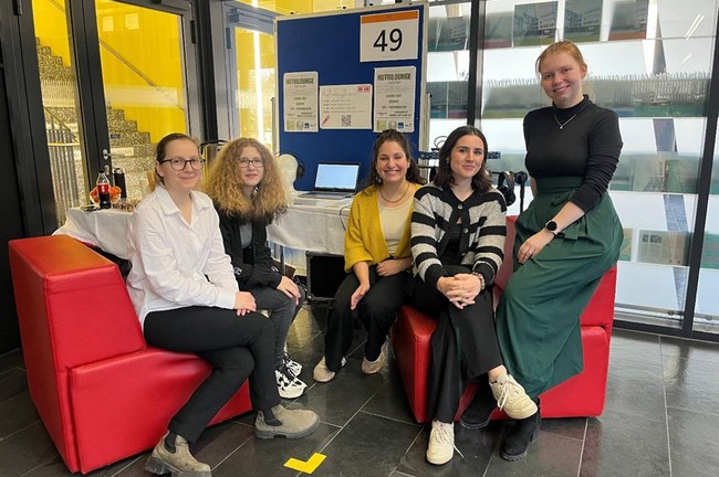 Foto des Teams bei der Projektvernissage am 14.01.2025 Von links nach rechts: Johanna Mayrhofer, Leona Guttman, Mina Modarressy, Nina Schörghuber, Jasmin Gundacker (Laura Vollkrann nicht abgebildet)