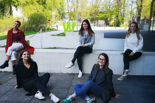 Projektgruppe „Kinderernährung“ – (von links nach rechts) hinten: Lara Sagmeister, Sabrina Fraisl, Sandra Haberl, vorne: Justina Pitscheider, Maria Greiner