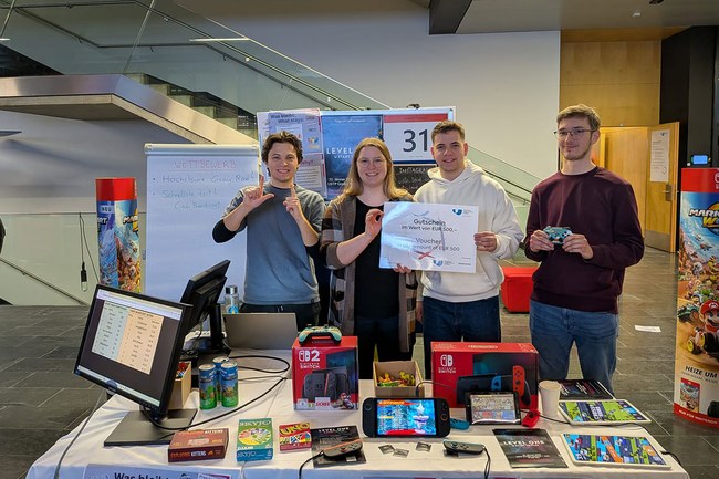 Gruppenfoto des Level One Teams nach dem Sieg bei der Projektvernissage