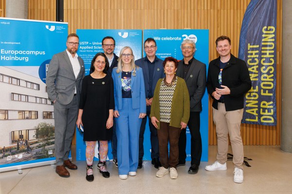 During a tour of the campus, Member of the NÖ State Parliament Florian Krumböck (as representative of Governor Johanna Mikl-Leitner), City Councillor Renate Gamsjäger (as representative of Mayor Matthias Stadler), and Karin Herzog (ecoplus) gained an impression of the diverse programme. Accompanied by USTP CEOs Johann Haag and Hannes Raffaseder, the Rector of the Bertha von Suttner Private University St. Pölten Michael Wininger, and Christine Haselbacher (Head of the Faculty of Health and Social Sciences) and Franz Fidler (Head of the Faculty of Engineering and Business), they visited selected stations.