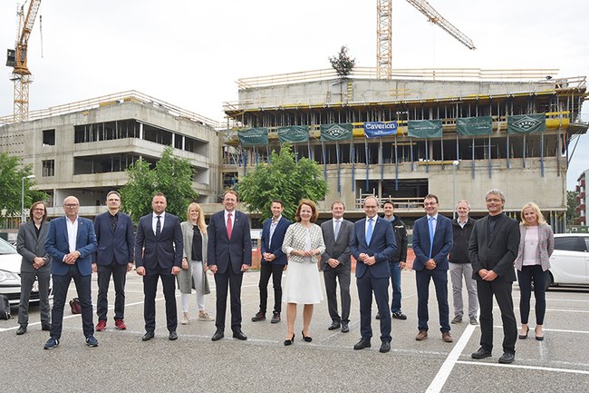 Benjamin Aumayer (NMPB Architekten), Wolfgang Lengauer (building department of the City Administration of St. Pölten), Sascha Bradic (NMPB Architekten), Patrick Ritz (Granit GmbH), Andrea Neuwirth (Granit GmbH), Mayor Matthias Stadler, Reinhard Kern (Caverion GmbH), State Minister Christiane Teschl-Hofmeister, Manfred Simmet (Caverion GmbH), UAS Executive Director Gernot Kohl, Andreas Rummel (St. Pölten UAS), UAS Executive Board Member Johann Haag, Franz Kern (St. Pölten UAS), UAS Executive Board Member Hannes Raffaseder, Marion Grünberger (St. Pölten UAS)