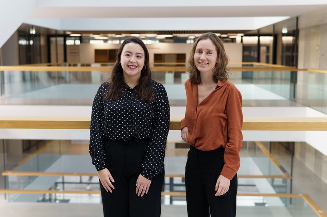 Portrait of Dilara Gündüz and Anna Steinberger, smiling at the St. Pölten campus