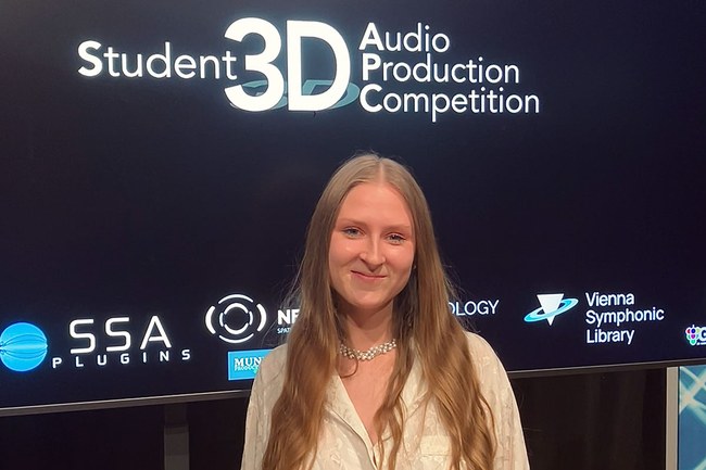 We congratulate our master class student Elisa Polov on her outstanding work “Don’t Go Near the Edge”