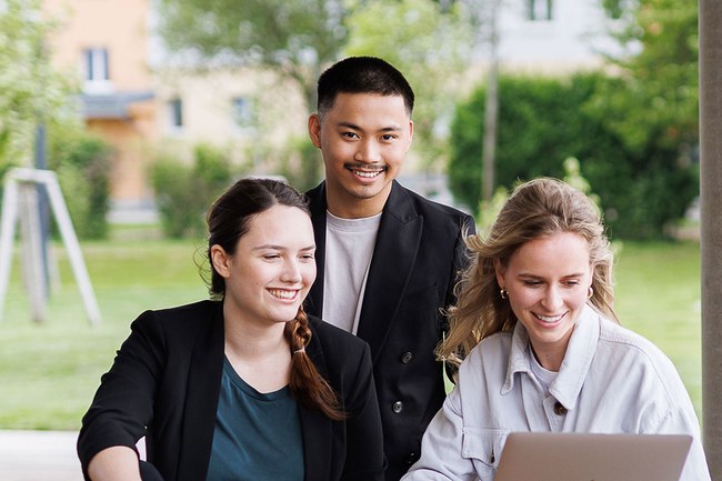 Three students in front of Campus St. Pölten | Photo: Peter Rauchecker Photography